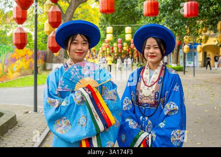 Vietnam, Hanoi, centro città, Cittadella di Thang Long, giovane donna in tradizionale abito imperiale Foto Stock