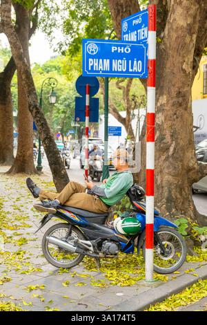 Vietnam, Hanoi, il quartiere vecchio, scena di strada Foto Stock