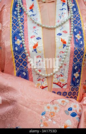 Vietnam, Centro, provincia di Thua Thien Hue, Hue, le tombe imperiali patrimonio dell'umanità dall'UNESCO, la tomba di tu Duc, giovane donna vietnamita in costume tradizionale Foto Stock