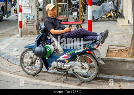 Vietnam, Hanoi, il quartiere vecchio, scena di strada Foto Stock