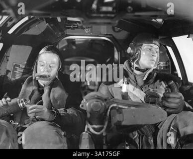 Piloti nella cabina di pilotaggio di un Heinkel He 111. Scena cinematografica da '' Kampfgeschwader Lützow '', 1940. [traduzione automatizzata]' Foto Stock