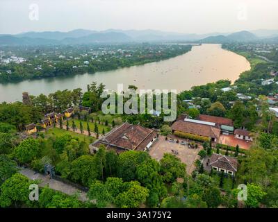 Vietnam, Centro, provincia di Thua Thien Hue, città di Hue, pagoda Thien Mu sulle rive del fiume dei profumi (Song Huong) (vista aerea) Foto Stock