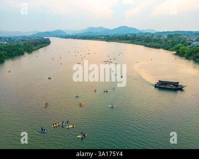 Vietnam, Centro, provincia di Thua Thien Hue, città di Hue, pagoda di Thien Mu, canoe sul fiume dei profumi (Song Huong) (vista aerea) Foto Stock