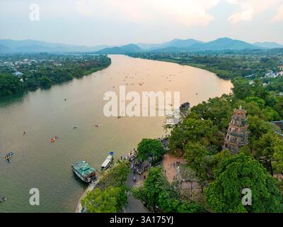 Vietnam, Centro, provincia di Thua Thien Hue, città di Hue, pagoda Thien Mu sulle rive del fiume dei profumi (Song Huong) (vista aerea) Foto Stock