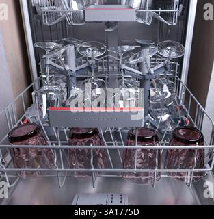 Bicchieri da vino in lavastoviglie. Pulito e ordinato. Organizzare i piatti sul supporto, caricare gli oggetti sporchi. Foto Stock