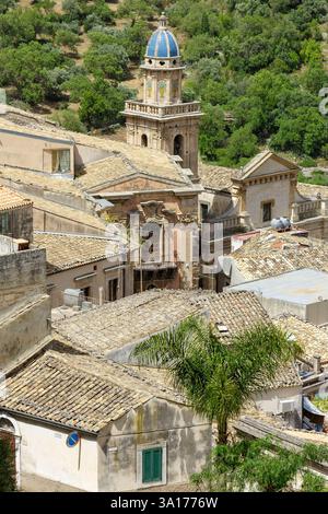 Italia, Sicilia, Ragusa, Ragusa Ibla (città bassa), patrimonio dell'umanità dell'UNESCO, chiesa di Santa Maria dell'Itria in primo piano costruita tra il 1629 e il 1639 dall'ordine di Malta, poi ampliata nel 1739 fino alla sua forma attuale, il campanile è civato con ceramiche di Caltagirone Foto Stock