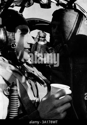 Membri di un equipaggio di aerei da caccia con le razioni a bordo durante un volo nemico. Foto: Röder. [traduzione automatizzata] Foto Stock