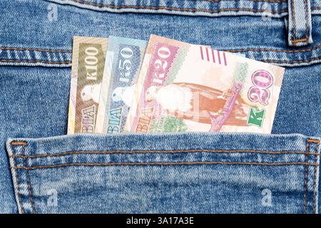 Soldi zambiani - kwacha nella tasca dei jeans blu Foto Stock