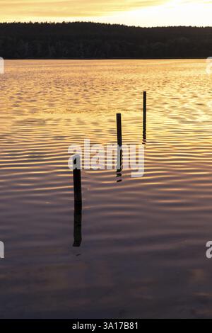 Tramonto al molo del Grosser Glubigsee vicino a Wendisch Rietz, distretto di Oder-Spree, Brandeburgo, Germania, Europa Foto Stock