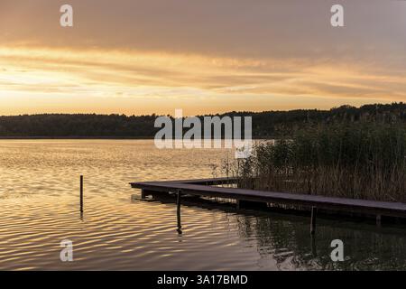 Tramonto al molo del Grosser Glubigsee vicino a Wendisch Rietz, distretto di Oder-Spree, Brandeburgo, Germania, Europa Foto Stock