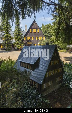 Casa modello e vero ristorante Waldschaenke Altes Raupennest ad un'altitudine di 826 metri vicino ad Altenberg, Ostezgebirge, Sassonia, Germania, Europa Foto Stock