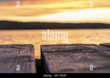 Sono sdraiato sul molo e mi sto godendo il tramonto sul Grosser Glubigsee vicino a Wendisch Rietz, distretto di Oder-Spree, Brandeburgo, Germania, Europa Foto Stock