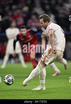 Rigore, calcio di rigore azione azione possibilità di gol Harry Kane FC Bayern Monaco FCB (09) UEFA Champions League Allianz Arena, Monaco, Baviera, Germania Foto Stock