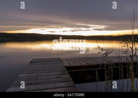 Atmosfera serale presso il molo del Grosser Glubigsee vicino a Wendisch Rietz, quartiere Oder-Spree, Brandeburgo, Germania, Europa Foto Stock