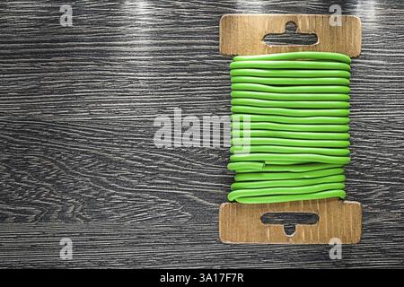 Filo verde da giardino su tavola di legno Foto Stock