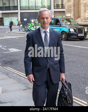 Londra, Inghilterra, Regno Unito. 7 marzo 2025. BOB HOYT, Group Chief Legal Officer di HSBC Holdings PLC, arriva al Rolls Building COME ex CEO di Barclays JES STALEY contesta in tribunale il suo divieto dal settore finanziario del Regno Unito per la sua amicizia withÂ Jeffrey Epstein. (Credit Image: © Tayfun Salci/ZUMA Press Wire) SOLO PER USO EDITORIALE! Non per USO commerciale! Foto Stock