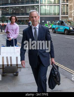 Londra, Inghilterra, Regno Unito. 7 marzo 2025. BOB HOYT, Group Chief Legal Officer di HSBC Holdings PLC, arriva al Rolls Building COME ex CEO di Barclays JES STALEY contesta in tribunale il suo divieto dal settore finanziario del Regno Unito per la sua amicizia withÂ Jeffrey Epstein. (Credit Image: © Tayfun Salci/ZUMA Press Wire) SOLO PER USO EDITORIALE! Non per USO commerciale! Foto Stock