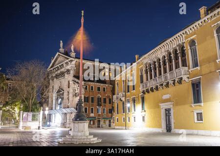 Bandiera veneziana che sventola nel vento, campo Santo Stefano, ripresa notturna, lunga esposizione, Venezia, Italia, Europa Foto Stock