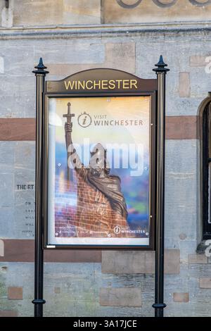 Visitate il cartello di Winchester con la foto di King Alfred fuori dall'ufficio informazioni turistiche di Guildhall nel centro di Winchester, Hampshire, Inghilterra, Regno Unito Foto Stock