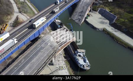 La Louviere, Belgio. 7 marzo 2025. Questa immagine del drone aereo mostra il sito del crollo del ponte di ieri a la Louviere, scattato venerdì 07 marzo 2025. Una persona è morta e molte persone sono rimaste ferite quando ieri pomeriggio è crollato un ponte in costruzione sull'autostrada E42, che attraversa il Canal du Centre. Diverse gru sono state spazzate via durante il crollo. BELGA FOTO NICOLAS MAETERLINCK credito: Belga News Agency/Alamy Live News Foto Stock