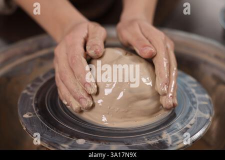 Hobby e artigianato. Donna che produce ceramiche al chiuso, primo piano Foto Stock