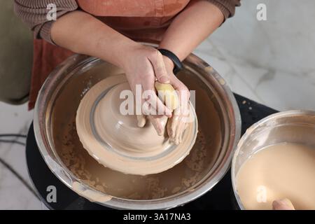 Hobby e artigianato. Donna che produce ceramiche al chiuso, primo piano Foto Stock
