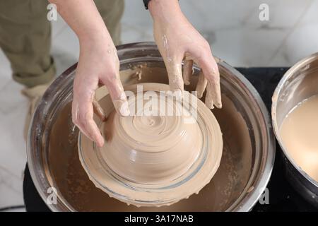 Hobby e artigianato. Donna che produce ceramiche al chiuso, primo piano Foto Stock