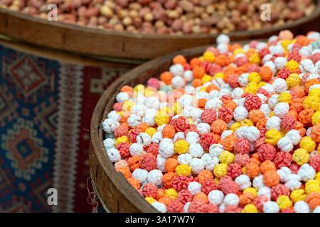 Colorate caramelle tonde di zucchero in un cestino Foto Stock