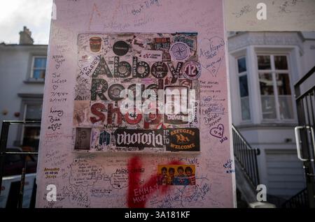 Cartellone di Abbey Road Shop ricoperto di graffiti, fuori dagli iconici Abbey Road Studios dove i Beatles registrarono nel 1960, St John's Wood, London NW8, Inghilterra. Foto Stock