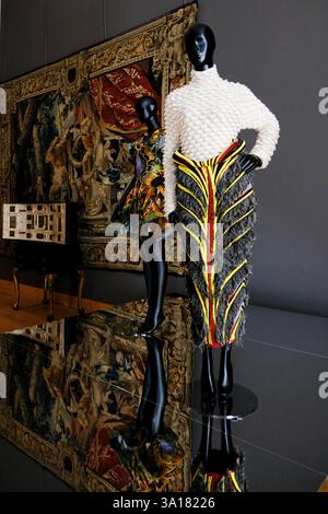 Parigi, Francia. 7 marzo 2025. Mostra 'Louvre Couture, Arte e moda, pezzi di tendenza' al Museo del Louvre abiti, gioielli e altri accessori di moda sono ambientati tra vasi, oggetti liturgici, armature, arazzi, mobili e ricchi ornamenti dal Medioevo all'Impero, dal Rinascimento al Gran Siècle di Luigi XIV a Parigi, Francia, il 6 marzo 2025. Foto di Marie Hubert Psaila/ABACAPRESS. COM credito: Abaca Press/Alamy Live News Foto Stock