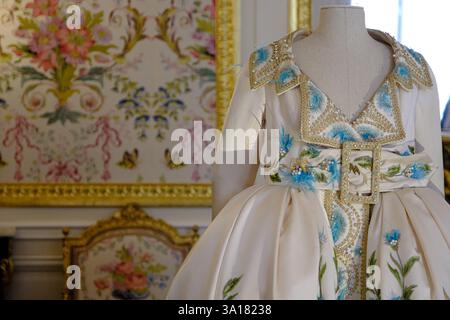 Parigi, Francia. 7 marzo 2025. Mostra 'Louvre Couture, Arte e moda, pezzi di tendenza' al Museo del Louvre abiti, gioielli e altri accessori di moda sono ambientati tra vasi, oggetti liturgici, armature, arazzi, mobili e ricchi ornamenti dal Medioevo all'Impero, dal Rinascimento al Gran Siècle di Luigi XIV a Parigi, Francia, il 6 marzo 2025. Foto di Marie Hubert Psaila/ABACAPRESS. COM credito: Abaca Press/Alamy Live News Foto Stock