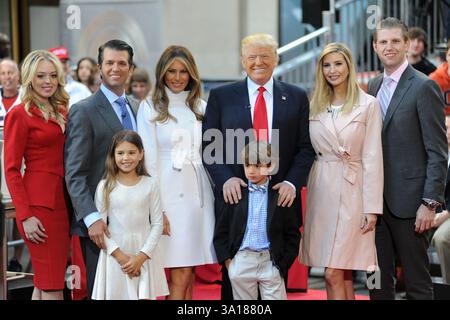 Tiffany Trump, Donald Trump Jr, Kai Trump, Melania Trump, candidato presidenziale repubblicano del 2016 Donald Trump, Tristan Trump, Ivanka Trump e Eric Trump posano sul palco durante il Today Trump Town Hall della NBC a New York il 21 aprile 2016 Foto Stock