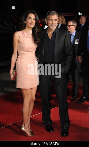 Amal Alamuddin e l'attore George Clooney arrivano alla prima di "Our Brand is Crisis" al TCL Chinese Theatre il 26 ottobre 2015 a Hollywood, California Foto Stock
