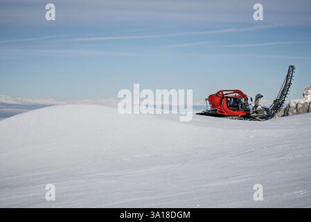 Stazione sciistica con impianti di risalita e lavoratori che preparano un parco freestyle. Shapers prepara il kicker nello snowpark. Madonna di Campiglio ursus neve Foto Stock