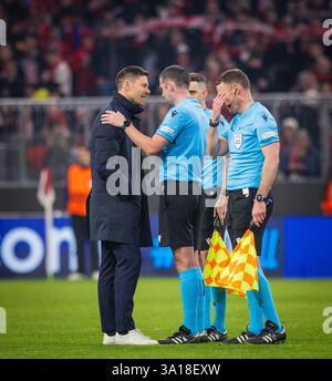 Monaco, Germania. 5 marzo 2025. Allenatore Xabi Alonso (Leverkusen) Schiedsrichter Michael Oliver FC Bayern München - Bayer Leverkusen 05.03.2025 poliziotto Foto Stock