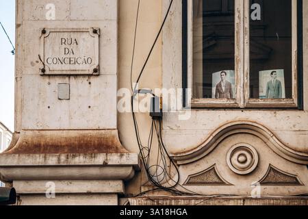 Lisbona, Portogallo - 28 dicembre 2024: Primo piano della facciata di un edificio storico in via Conceição nel centro di Lisbona Foto Stock