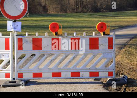 La strada è bloccata da barriere di avvertimento contro il passaggio Foto Stock