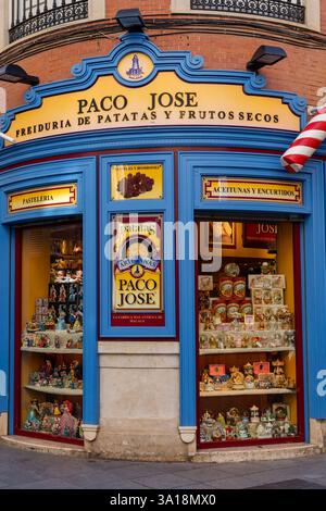 Un negozio colorato a Malaga, Spagna, che pubblicizza dolci, dolci e cibi a base di patate, invitano i passanti a concedersi delle prelibatezze locali. Foto Stock