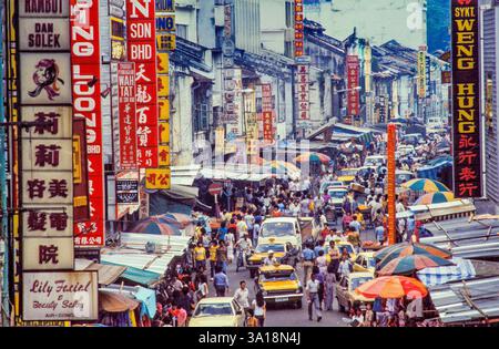 Malesia, Kuala Lumpur, la trafficata strada dello shopping a Chinatown. Foto Stock