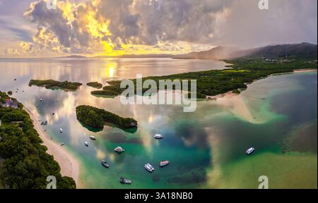 Ishigaki, Giappone, dalla splendida baia di Kabira all'alba. Foto Stock