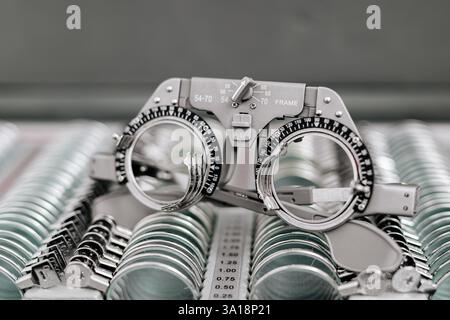 Primo piano di occhiali per test di visione e montaggio delle lenti. Un'immagine eccellente per illustrare l'importanza della salute degli occhi e della diagnostica. Foto Stock