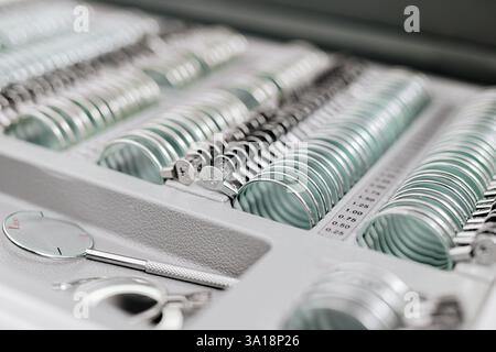 Primo piano di occhiali per test di visione e montaggio delle lenti. Un'immagine eccellente per illustrare l'importanza della salute degli occhi e della diagnostica. Foto Stock