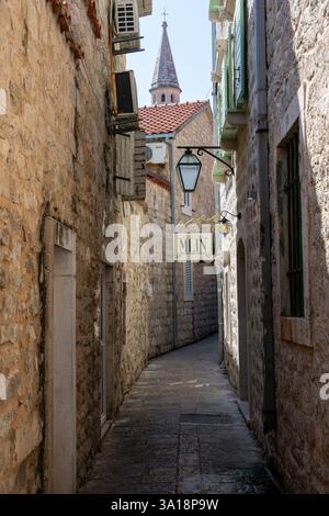 Budva, Montenegro - 23 agosto 2024: Vicolo stretto e vista della Chiesa di San Giovanni Battista Foto Stock