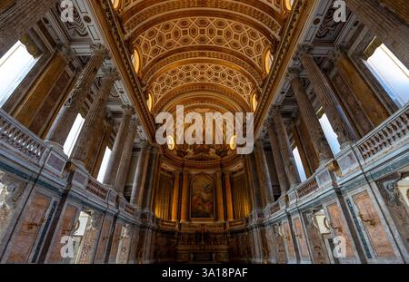 Caserta, Italia - 24 maggio 2024: Gli interni del Castello di Caserta in Italia: Un maestoso mix di eleganza barocca, grandeur reale e beni culturali. Foto Stock