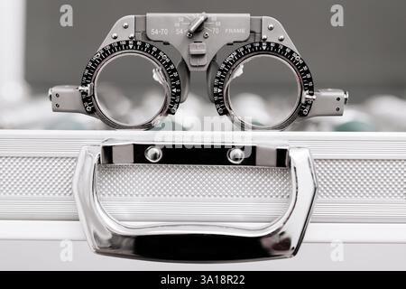 Primo piano di occhiali per test di visione e montaggio delle lenti. Un'immagine eccellente per illustrare l'importanza della salute degli occhi e della diagnostica. Foto Stock