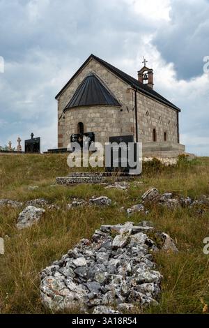 Chiesa storica in pietra e cimitero di Trsa, nel Parco Nazionale Durmitor Foto Stock