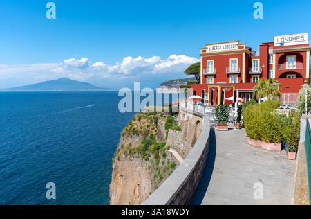 Sorrento, Italia - 26 maggio 2024: Una vista pittoresca dell'Hotel Lorelei Londres a Sorrento, un incantevole hotel arroccato sulle scogliere con una splendida panora Foto Stock