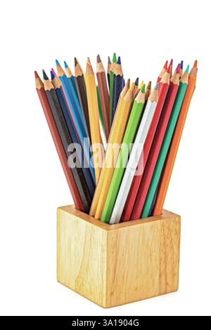 Matite colorate in una scatola, pronte per progetti artistici scolastici su sfondo bianco. Foto Stock