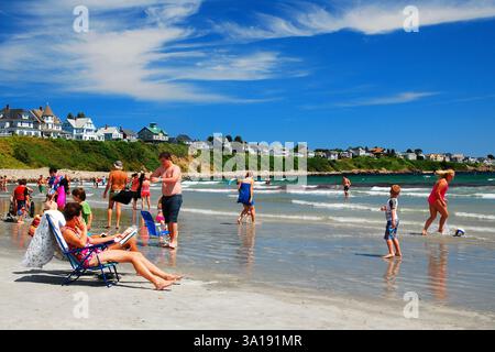 La gente si gode una soleggiata giornata estiva sulla costa del Maine Foto Stock