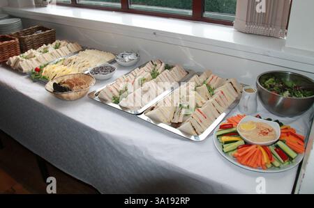 Una collezione di piatti freddi per un grande buffet. Foto Stock